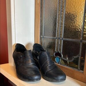 Clarks elegant women’s black Leather ankle boots. 8.5
